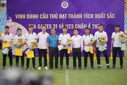8 tuyển thủ quốc gia và U23 của CLB Hà Nội được vinh danh và trao thưởng 2,6 tỷ đồng. Ảnh: Ngọc Lê.