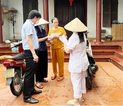 Tuyên truyền, cấp phát tờ rơi hướng dẫn phòng, chống sốt xuất huyết đến hộ gia đình.