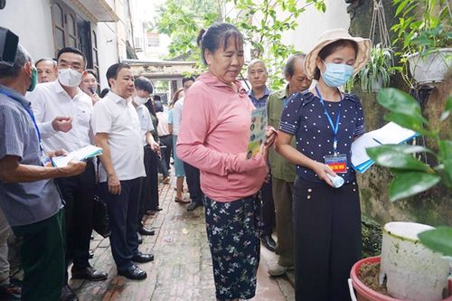 Hướng dẫn người dân diệt bọ gậy tại chậu cảnh có đọng nước ngoài trời của hộ gia đình.
