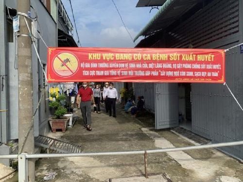 Một khu phố có dịch sốt xuất huyết ở Hóc Môn.