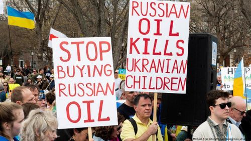Nga đã tuyên bố rằng họ sẽ chỉ bán khí đốt bằng đồng Ruble, Moskva đã tạo ra một hệ thống hỗ trợ đồng RUB và tiếp tục nhận được lợi nhuận đáng kể từ việc xuất khẩu nhiên liệu xanh và dầu.