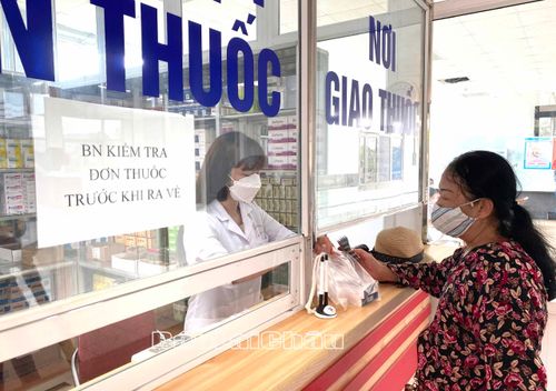 Cấp phát thuốc BHYT cho các bệnh nhân đến khám tại Bệnh viện Đa khoa tỉnh.
