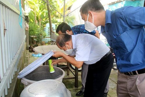 Phó Chủ tịch UBND tỉnh Đồng Tháp Đoàn Tấn Bửu (ở giữa) kiểm tra các dụng cụ chứa nước tại nhà người dân ở huyện Hồng Ngự.