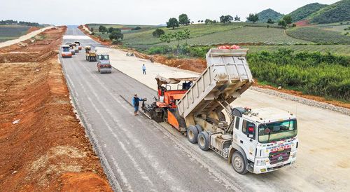 Cao tốc Bắc - Nam đoạn Mai Sơn - quốc lộ 45 đang được đẩy nhanh tiến độ. Ảnh: Nam Khánh