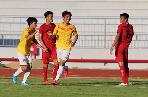  Khi Hải Phòng thay toàn bộ đội hình, những khoảng trống dần xuất hiện nhiều hơn. Trong một tình huống bóng bổng, trung vệ của lò Viettel Đặng Tuấn Phong (giữa) chớp thời cơ đánh đầu ghi bàn duy nhất trận giúp U19 Việt Nam giành thắng lợi. 
