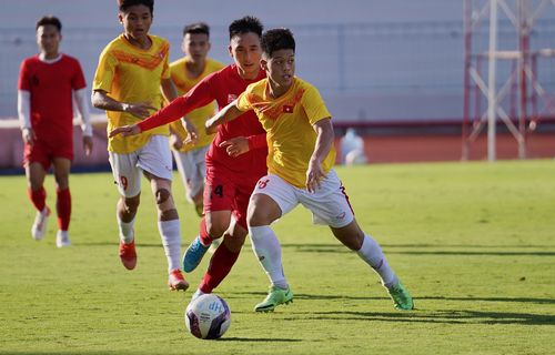  Tận dụng dịp thử nghiệm đội hình, HLV Đinh Thế Nam lần lượt thực hiện những sự thay đổi nhân sự. Khi Nguyễn Đức Việt (số 28) vào đá tiền vệ trụ, CLB Hải Phòng gần như lâm vào cảnh bế tắc. 