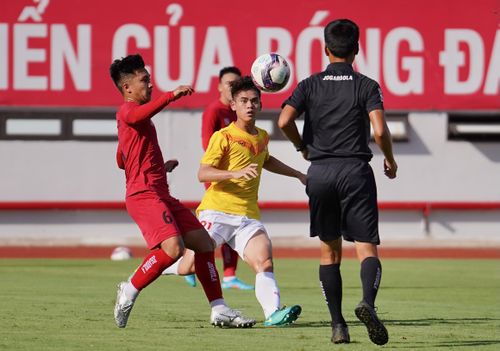  Sự sáng tạo của Văn Khang, Văn Trường giúp hàng công U19 Việt Nam tổ chức được nhiều đợt phản công nguy hiểm. 
