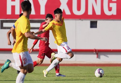  U19 Việt Nam cũng tung ra bộ khung mạnh nhất có thể, với sự xuất hiện của các tiền vệ vừa dự U23 châu Á 2022 là Nguyễn Văn Trường (số 27) và Khuất Văn Khang. 