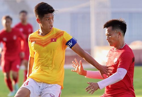  Lối chơi thông minh và sự cơ động của Đức Việt giúp U19 Việt Nam lấy lại tuyến giữa. 