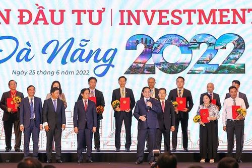 Thủ tướng Phạm Minh Chính chúc mừng các nhà đầu tư, doanh nghiệp được trao Giấy chứng nhận đăng ký đầu tư/Quyết định chấp thuận chủ trương đầu tư, chủ trương nghiên cứu đầu tư, bản ghi nhớ hợp tác nghiên cứu đầu tư cho các dự án...