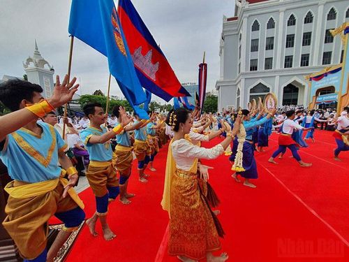  Biểu diễn văn nghệ chào mừng Ngày thành lập CPP.
