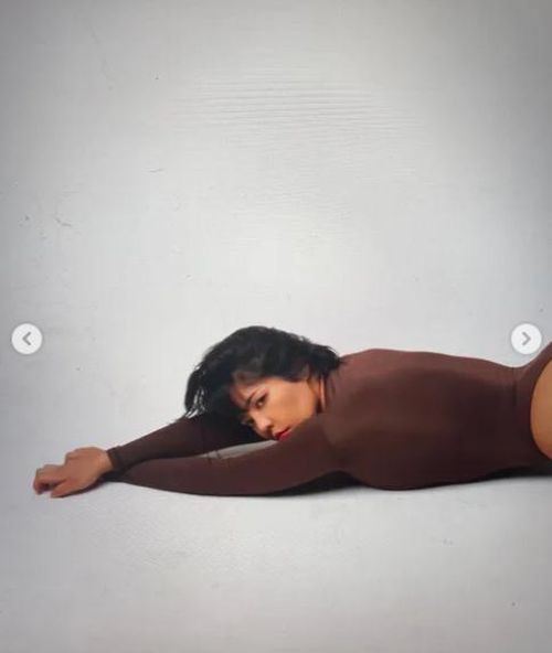 Dù đăng tải chưa lâu nhưng video ngắn kèm hình ảnh đã ngay lập tức được người hâm mộ thả tim rần rần kèm những dòng bình luận khen tấm tắc.