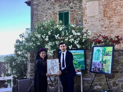 Ngài Sandro Pasqualli - Thị trưởng Thành phố Passinagno sul Trasimeno trong Lễ Khai mạc Triển lãm "Kỷ niệm Ấu thơ" của Họa sĩ Văn Dương Thành tại Rocca, Thành phố Passinagno sul Trasimeno, Italia, 11/6/2022