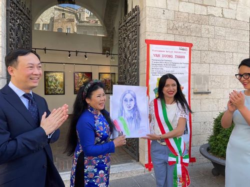 Bà Stefania Proietti - Thị trưởng Thành phố Assisi cùng Đại sứ Việt Nam tại Italia – Ngài Dương Hải Hưng trong Lễ Khai mạc Triển lãm "Kỷ niệm Ấu thơ" của Họa sĩ Văn Dương Thành tại Galleria Le Logge, Thành phố Assisi, Italia, 14/6/2022