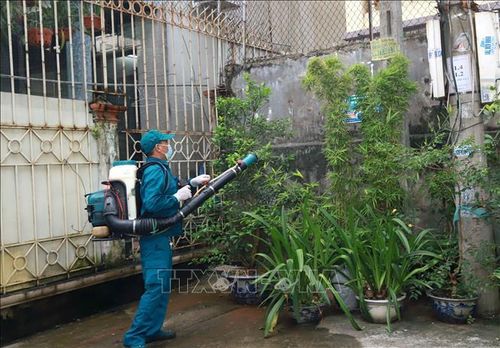 Phun hóa chất diệt muỗi tại phường Lương Khánh Thiện, thành phố Phủ Lý, Hà Nam. Ảnh: Nguyễn Chinh/TTXVN