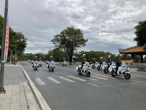 Lực lượng Bộ Tư lệnh Cảnh vệ diễn tập biểu diễn xe mô tô trên đường phố TP Huế để chuẩn bị cho lễ khai mạc Hội thi.