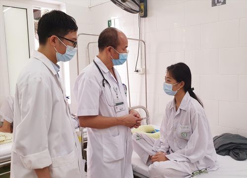 Bệnh nhân SXH được điều trị tại Bệnh viện Bạch Mai. Ảnh: Tiền Phong.