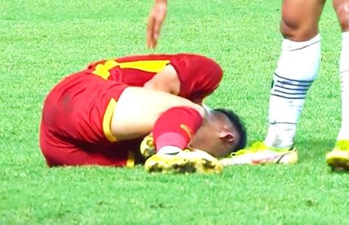 Cầu thủ Việt Nam liên tục nằm sân nhưng không có thẻ phạt nào được rút ra.