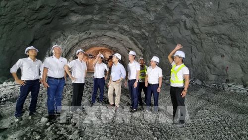 Thứ trưởng Bộ Giao thông vận tải Lê Anh Tuấn cùng đoàn công tác kiểm tra tiến độ triển khai thi công hầm Núi Vung (tỉnh Ninh Thuận). Ảnh: Nguyễn Thành – TTXVN