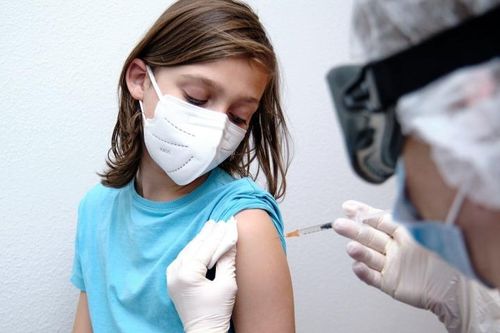 Tiêm vaccine COVID-19 không những có tác dụng giúp trẻ tránh mắc MIS-C mà còn làm giảm mức độ nặng khi trẻ mắc hội chứng này. (Ảnh minh họa)