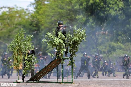Phần biểu diễn khí công của các chiến sĩ thuộc Bộ tư lệnh Cảnh vệ của Bộ Công an.