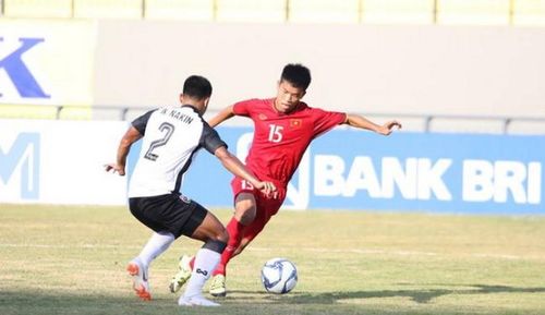 U19 Việt Nam (phải) quyết tâm giành chiến thắng trước U19 Philippines. Ảnh: VFF