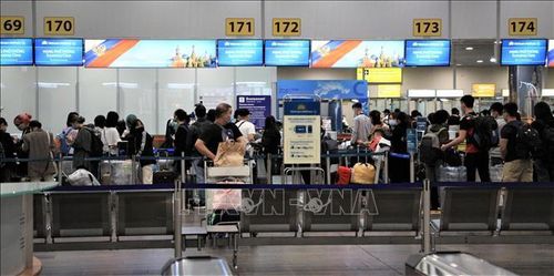 Hành khách làm thủ tục tại sân bay Sherementyevo (Moskva). Ảnh tư liệu: Hồng Quân/TTXVN