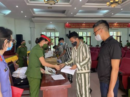 Các cán bộ Công an làm thủ tục đặc xá cho phạm nhân.