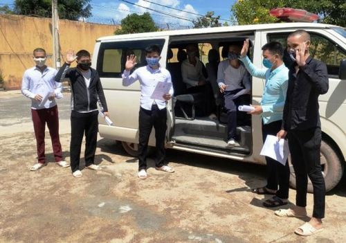 Các phạm nhân được đặc xá trở về với gia đình.