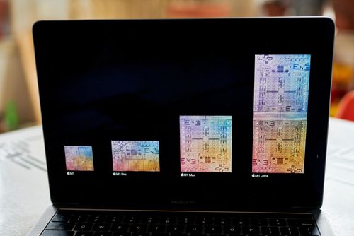  Hàng loạt các dòng chip "cây nhà lá vườn" được Apple phát triển và đưa lên máy tính Mac. Ảnh: Bloomberg. 
