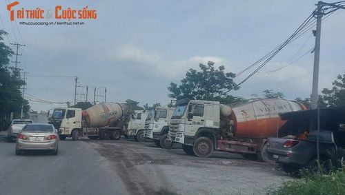 Hàng trăm lượt xe rầm rập ra vào mỗi ngày