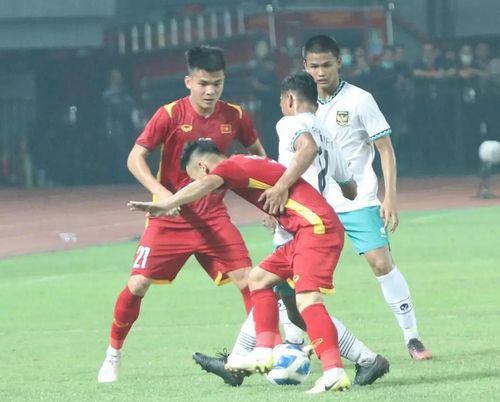 Thể lực yếu khiến U19 Việt Nam thất thế trong những pha tranh chấp tay đôi với Indonesia