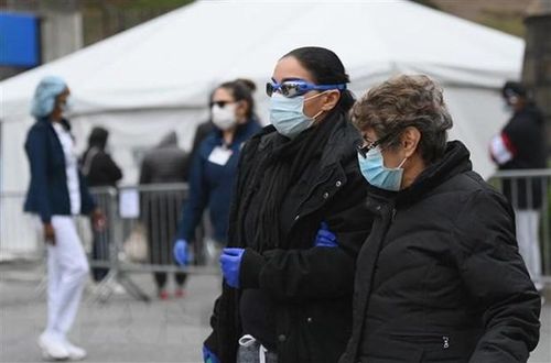 Người dân đeo khẩu trang phòng dịch COVID-19 tại New York, Mỹ. (Ảnh: AFP/TTXVN)