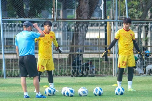  Hao tổn đáng lo nhất là thủ môn Hồ Tùng Hân sẽ không thể dự trận đấu tới vì lãnh thẻ đỏ trực tiếp. Trọng tài xác định anh dùng tay cản bóng ngoài vòng cấm địa nên đuổi Tùng Hân ra khỏi sân. 