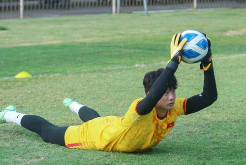  Thủ môn số 1 Cao Văn Bình sẽ trở lại trong khung gỗ. HLV Đinh Thế Nam sẽ đăng ký thủ môn số 3 là Lê Trung Tuấn trong danh sách tham dự trận đấu với Myanmar lúc 15h chiều 8/7. 