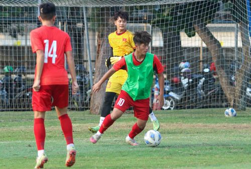  U19 Việt Nam đang xếp đầu bảng A nhờ hơn Thái Lan hiệu số. Cả hai đội có cùng 7 điểm, Myanmar đang có 6 điểm. 