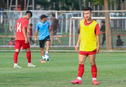  Tiền đạo Anh Tú đã trở lại sau khi lật cổ chân trong trận hòa U19 Indonesia. Cầu thủ này có thể tranh chấp bóng, thi đấu đối kháng cùng các đồng đội nên hoàn toàn khỏe mạnh. 