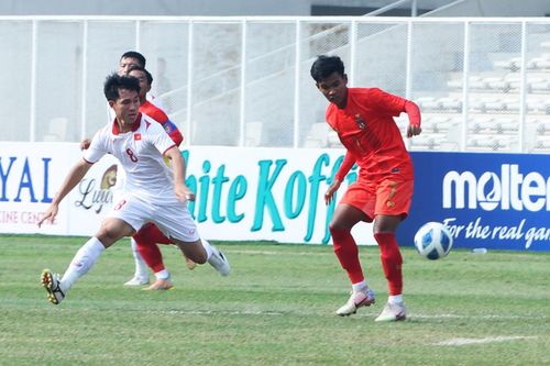 U19 Việt Nam (áo trắng) kiểm soát tốt trận đấu trước những nỗ lực tấn công của U19 Myanmar. (Ảnh: Trần Tiến)