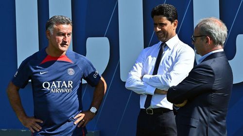  HLV Christophe Galtier (trái) cùng Chủ tịch PSG, Khelaifi và cố vấn thể thao Campos. 