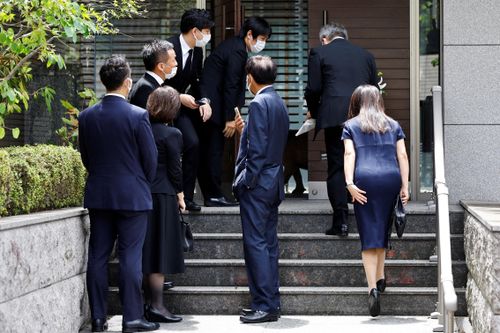 Ông Abe, cháu trai của cố Thủ tướng Nobusuke Kishi, là thủ tướng tại vị lâu nhất của Nhật Bản. Ông đã nắm quyền trong một năm vào năm 2006 và sau đó là từ năm 2012 đến năm 2020. 