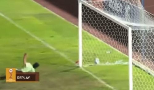 Trọng tài khó xác định tình huống gây tranh cãi trong trận đấu giữa U19 Lào và U19 Campuchia.