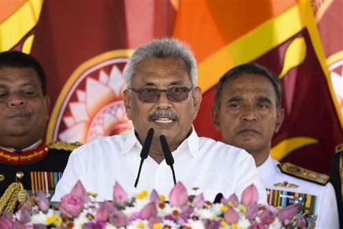 Tổng thống Sri Lanka Gotabaya Rajapaksa (giữa). (Ảnh: AFP/TTXVN)
