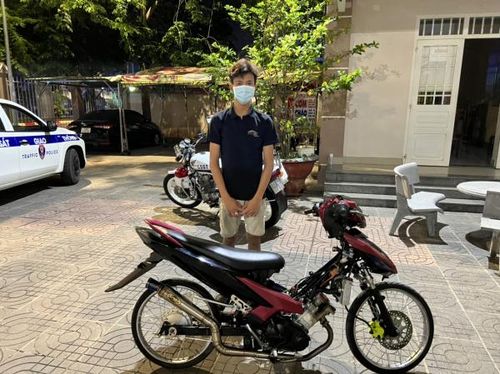 Đối tượng tụ tập điều khiển xe mô tô độ chế bị lực lượng CSGT Bà Rịa xử lý.