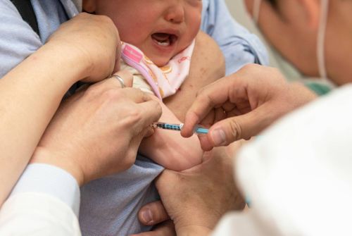 Phụ huynh nên cho trẻ tiêm phòng vaccine phòng viêm não Nhật Bản để giảm thiểu nguy cơ của bệnh. Ảnh: Japan Times.