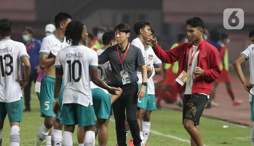  Ông Shin Tae-yong (áo đen) tài ba nhưng thời gian của ông ở Indonesia chưa mang tới thành công. 