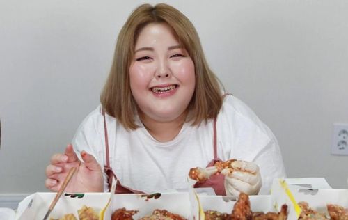  Yang Soobin vốn nổi tiếng nhờ những clip mukbang (phát sóng cảnh ăn uống) ngon mắt và được gọi với biệt danh "thánh ăn Hàn Quốc". Bên cạnh đó, cô nhận nhiều thiện cảm nhờ lối nói chuyện hài hước, tài trang điểm và ca hát. Tuy nhiên, cũng vì sở thích ăn uống và quay mukbang, cân nặng của cô ngày càng tăng, chạm mốc 138 kg vào thời điểm nặng nhất. 