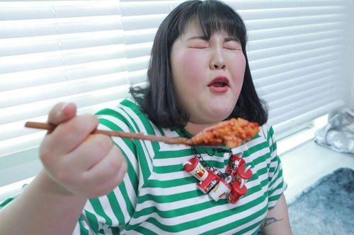 Giữa năm 2019, Soobin bắt đầu giảm cân sau khi gặp nhiều vấn đề về sức khỏe. Thời điểm đó, kết quả kiểm tra chỉ số cơ thể Inbody cho thấy cô có tới 70 kg mỡ, chỉ đạt 38 trên thang điểm 100. "Vì béo, tôi bị tiểu đường, mắc nhiều bệnh lặt vặt và thường xuyên phải đến bệnh viện. Hay đau ốm là vậy nhưng tôi vẫn luôn coi thường sức khỏe của mình", cô nói trong video mới nhất. 