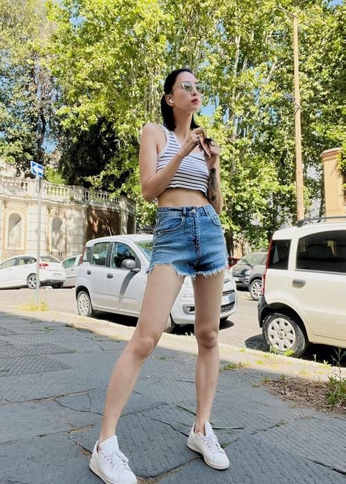 Nữ diễn viên khoe vóc dáng thon gọn khi diện áo crop top, quần short jean.