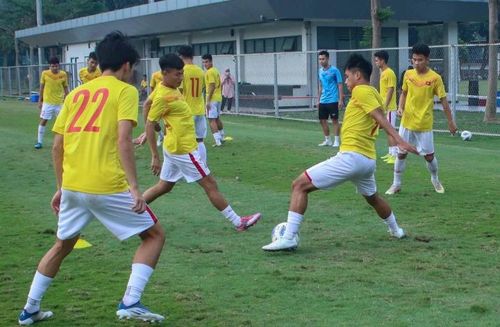 U19 Việt Nam tập đá bóng ma. 