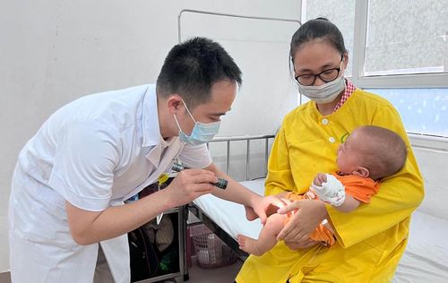 Bệnh nhi mắc tay chân miệng được chăm sóc và điều trị tại Bệnh viện Đa khoa Đông Anh. Ảnh: Xuân Lộc